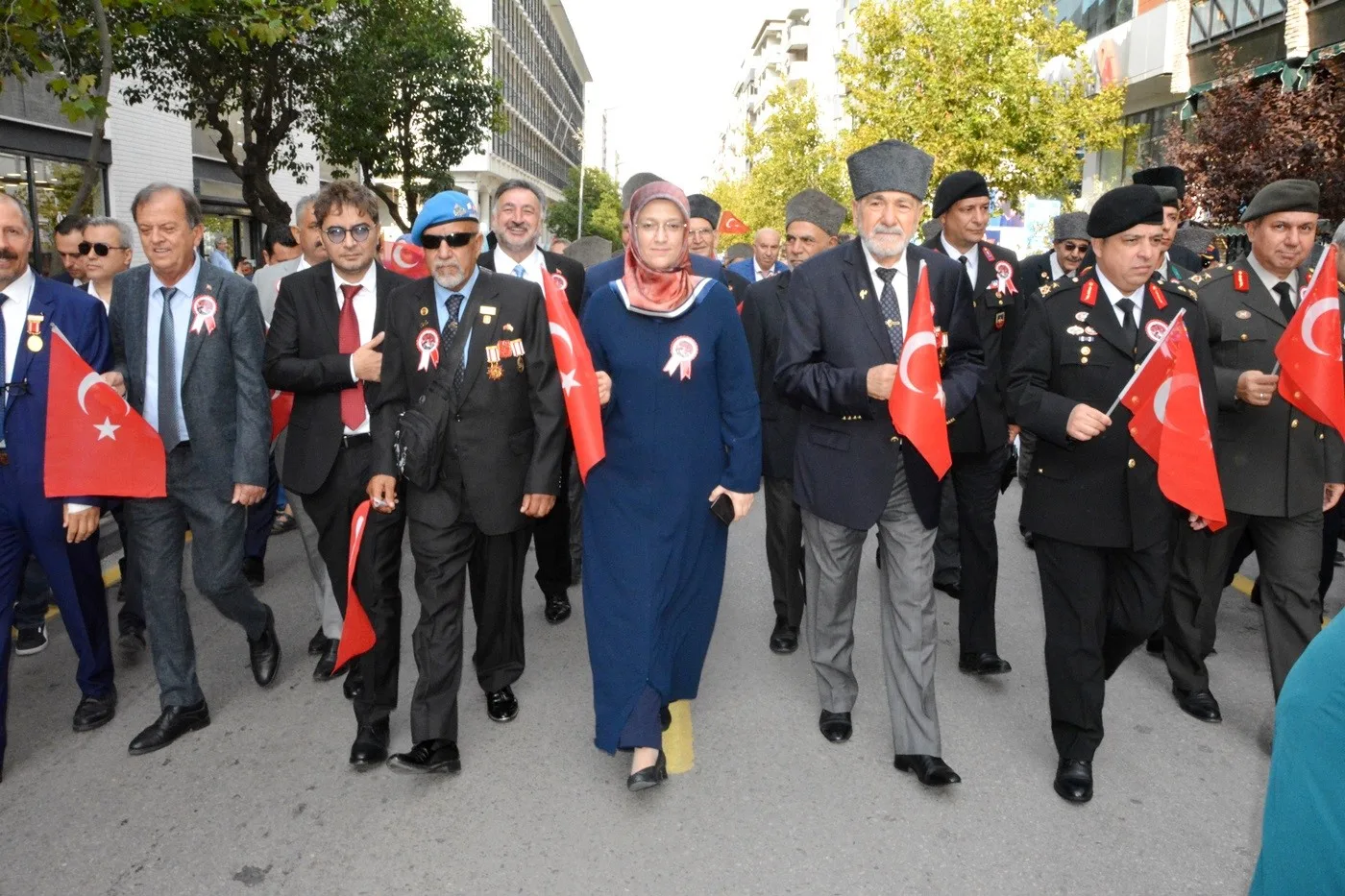 Kahramanlarla birlikte yürüdüler