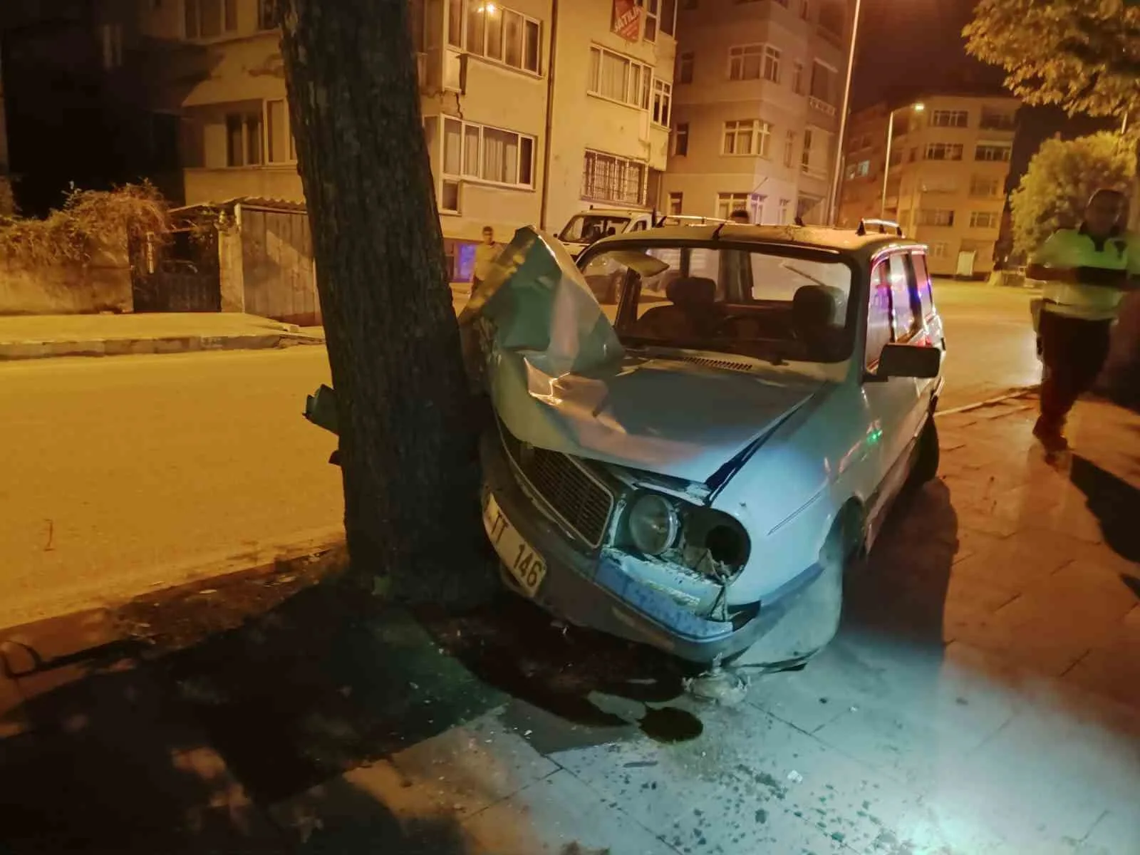 Kaldırımdaki ağaca çarpan aracın sürücüsü, aracını bırakıp olay yerinden ayrıldı