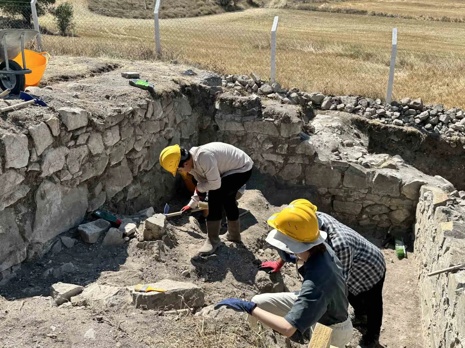 Kalehisar kazılarında gönüllü olarak görev alan öğrenciler mesleği sahada öğreniyor