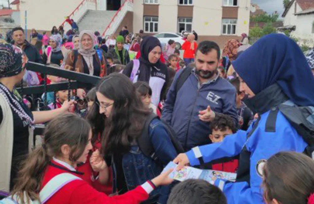 KARS’TA POLİS ÖĞRENCİLERİ BİLGİLENDİRDİ(KARS-İHA)