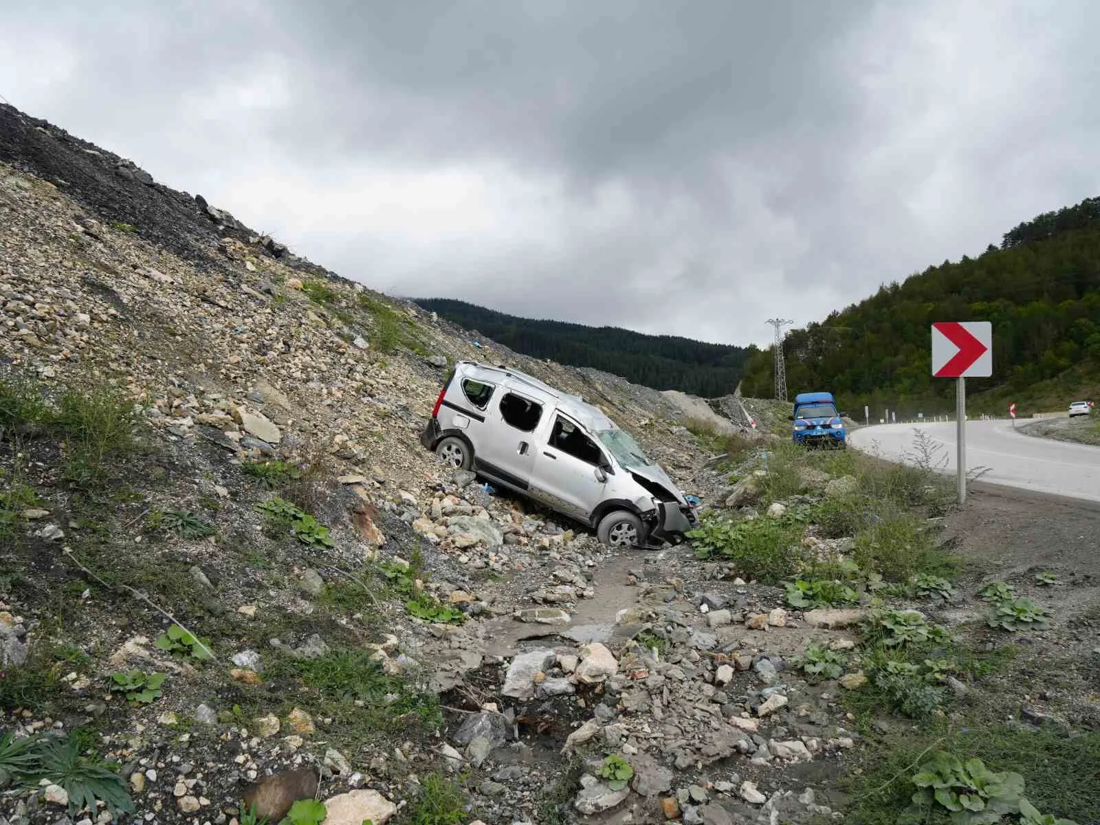 Kastamonu’da şarampolde taklalar atan hafif ticari araçtaki 5 kişi yaralandı