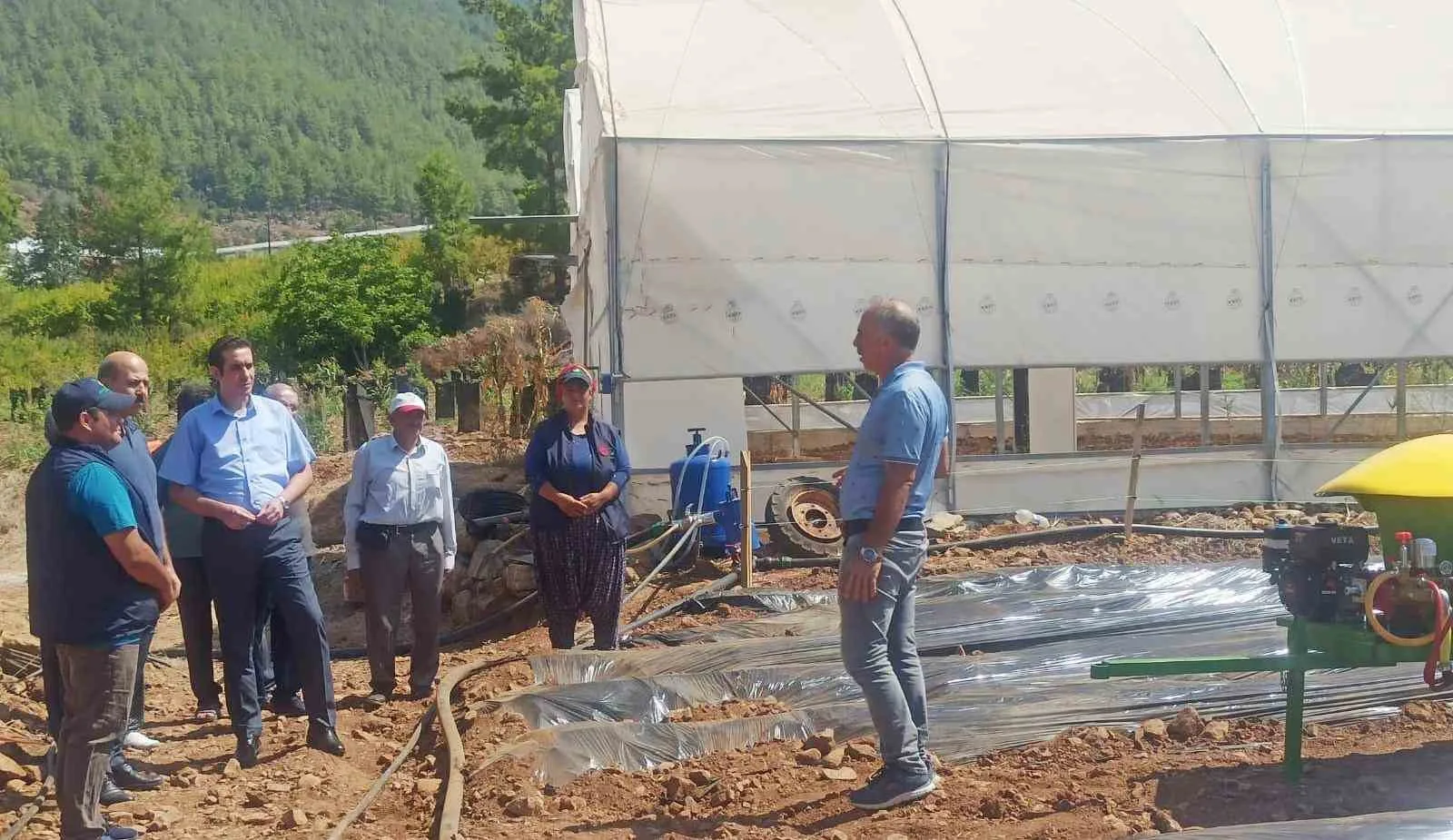 Kaymakam Topsakaloğlu, çilek serasında incelemelerde bulundu