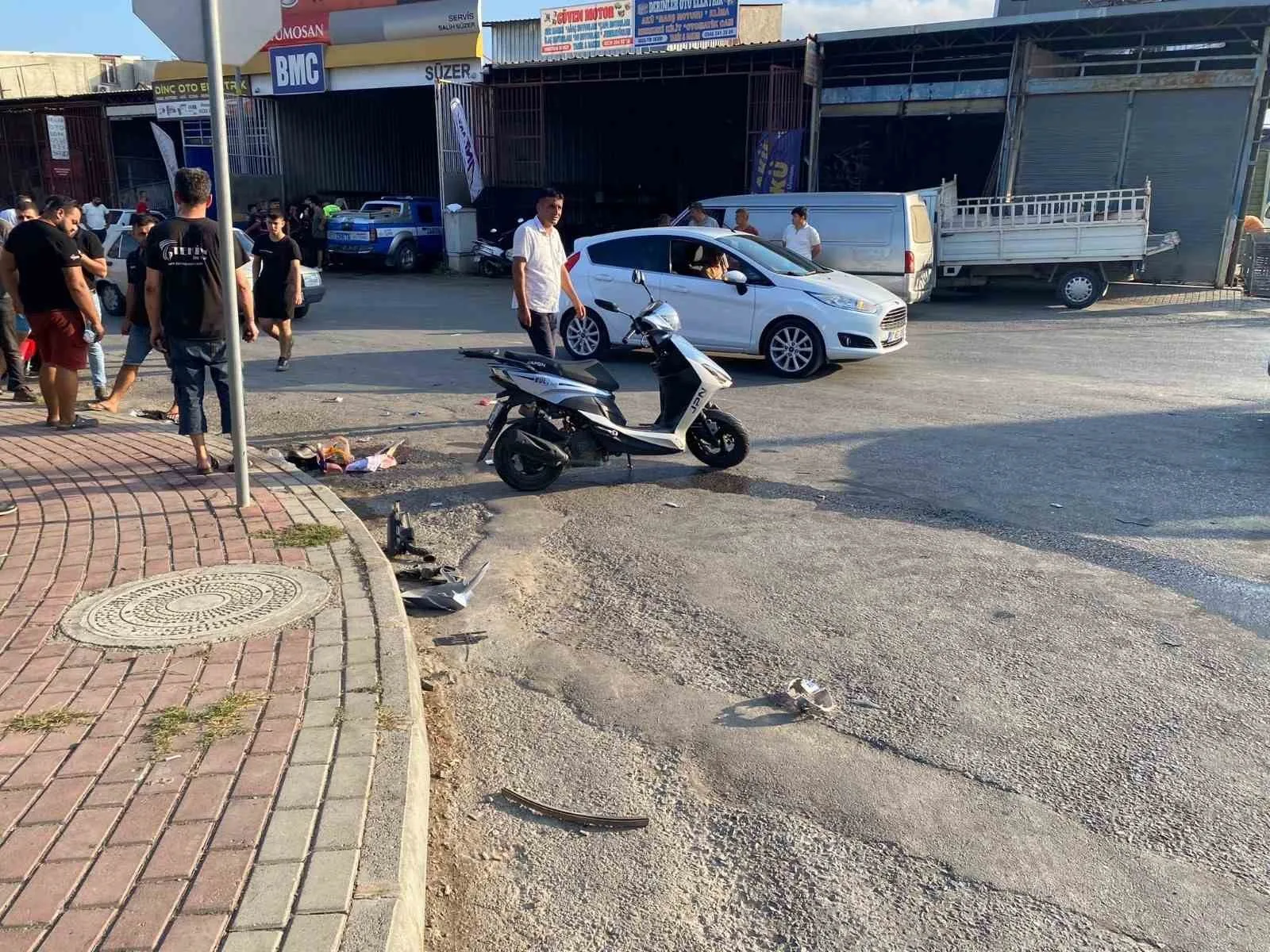 Kaza yapan ehliyetsiz sürücü polis merkezine sığındı