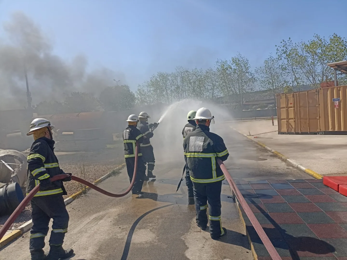 Kimya fabrikasının ekipleri yangına doğru müdahaleyi öğrendi