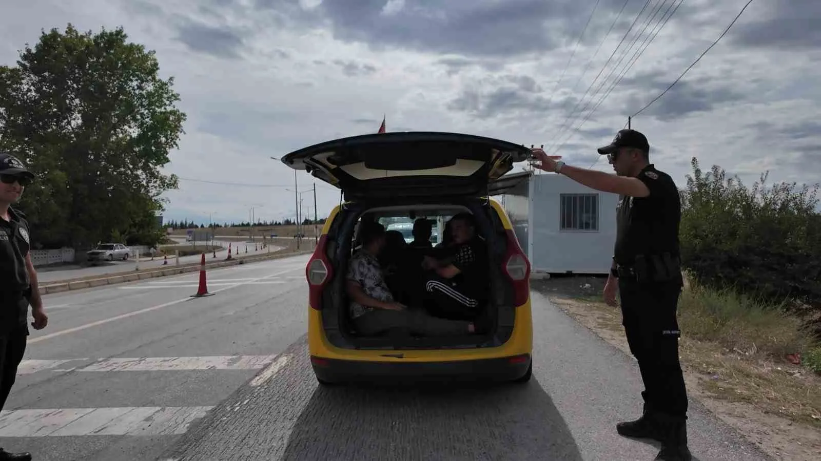 Kırklareli̇nde Durdurulan Ti̇cari̇ Taksi̇de 6 Kaçak Göçmen Yakalandı