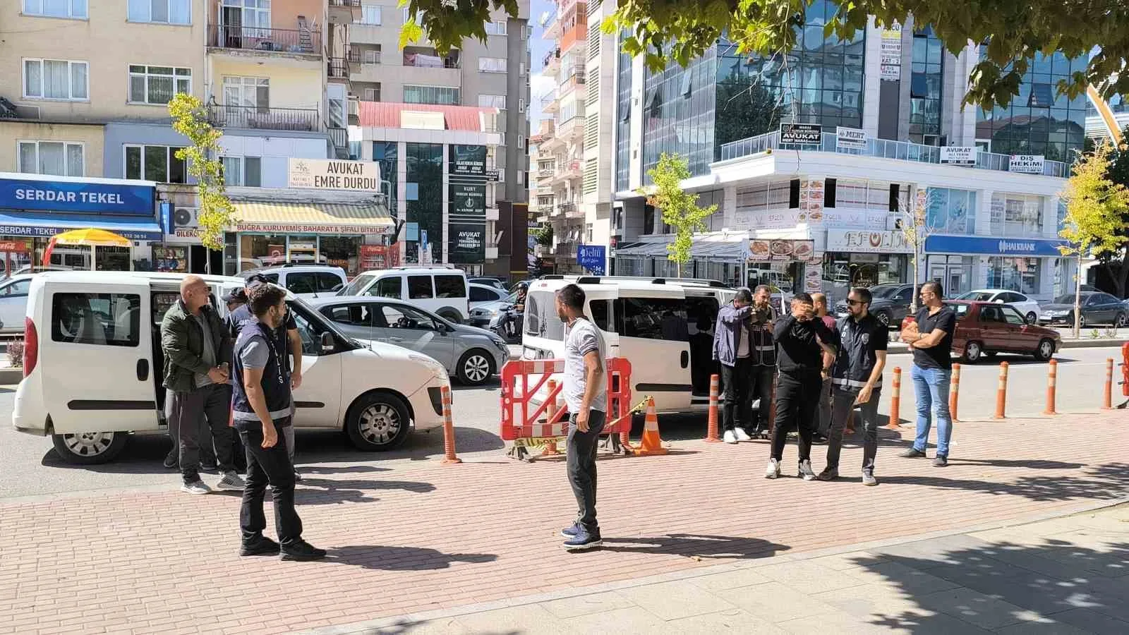 Kırşehir’de 15 düzensiz göçmen ile 4 göçmen kaçakçısı gözaltına alındı