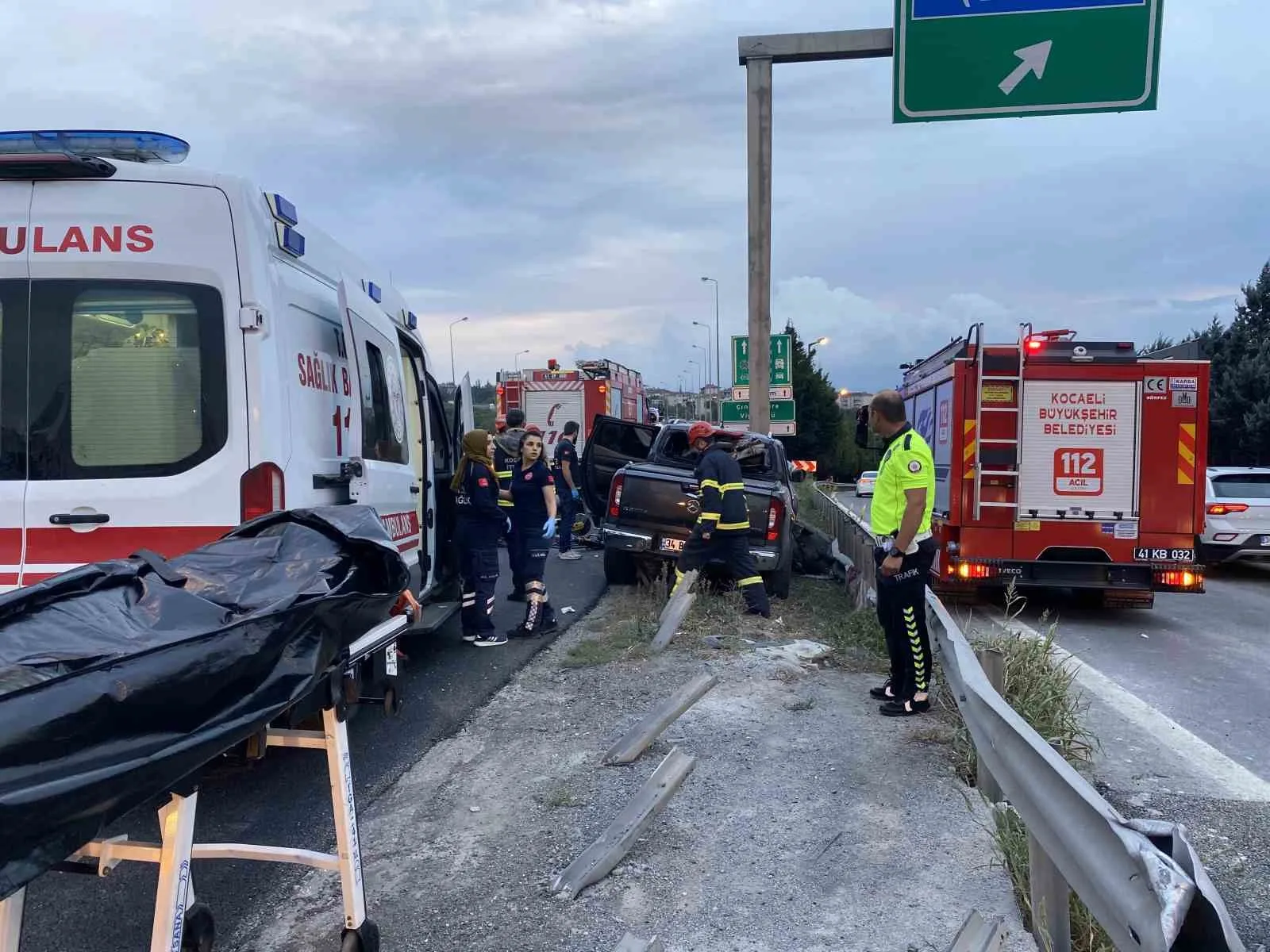 Kocaeli’de feci kaza: Araç bariyere saplandı, sürücü hayatını kaybetti