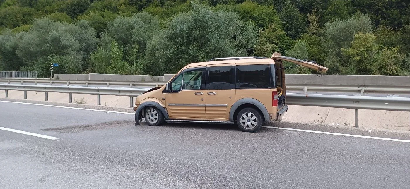 Kontrolde çıkan araç bariyerlere çarparken, 3 kişi yaralandı