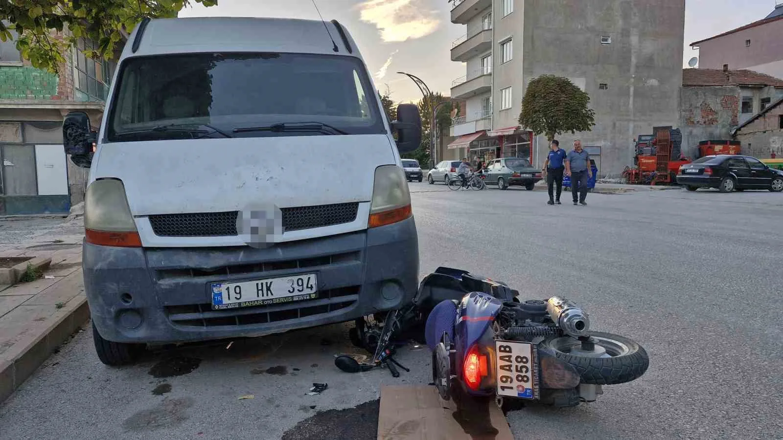 Kontrolden çıkan motosiklet ticari aracın altına girdi: 2 yaralı