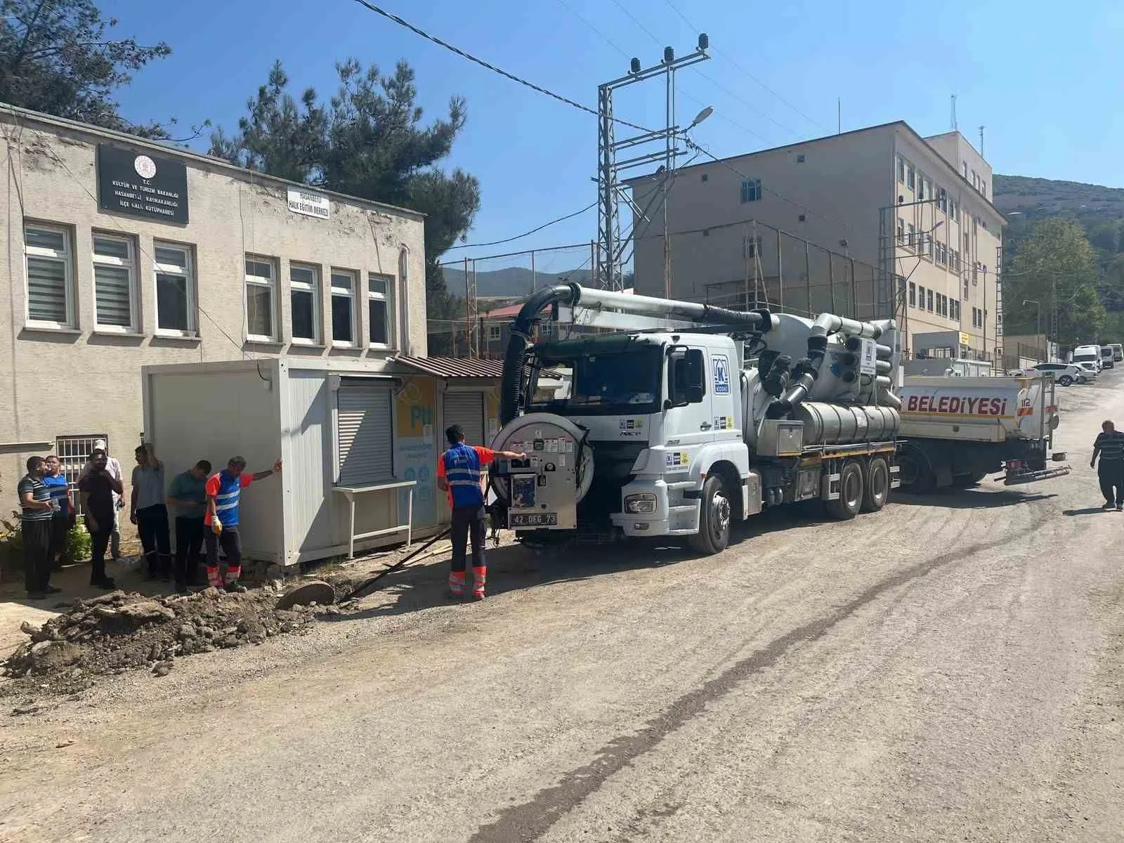 Konya Büyükşehir Osmaniye’de depremde oluşan altyapı hasarlarını onarıyor