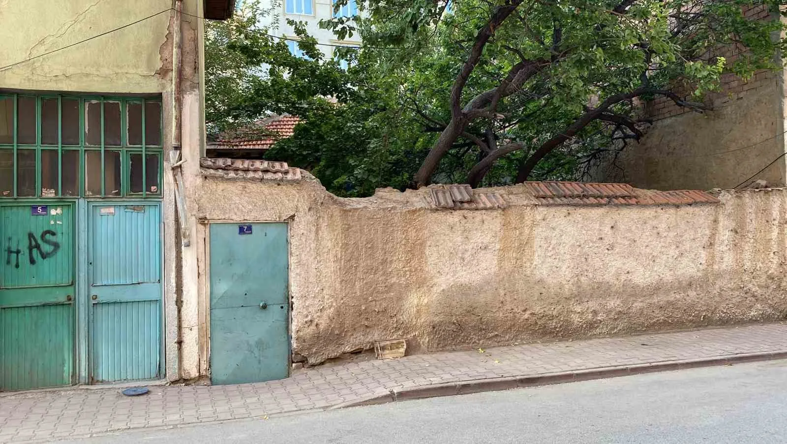 Konya’da bir evin bahçesinde toprağa gömülü kadın cesedi bulundu