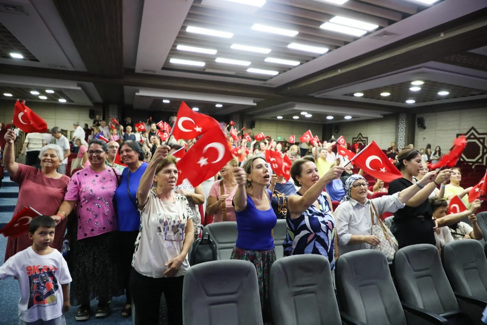 ‘Kurtuluşun Kadınları’ oyunu izleyicileri mest etti