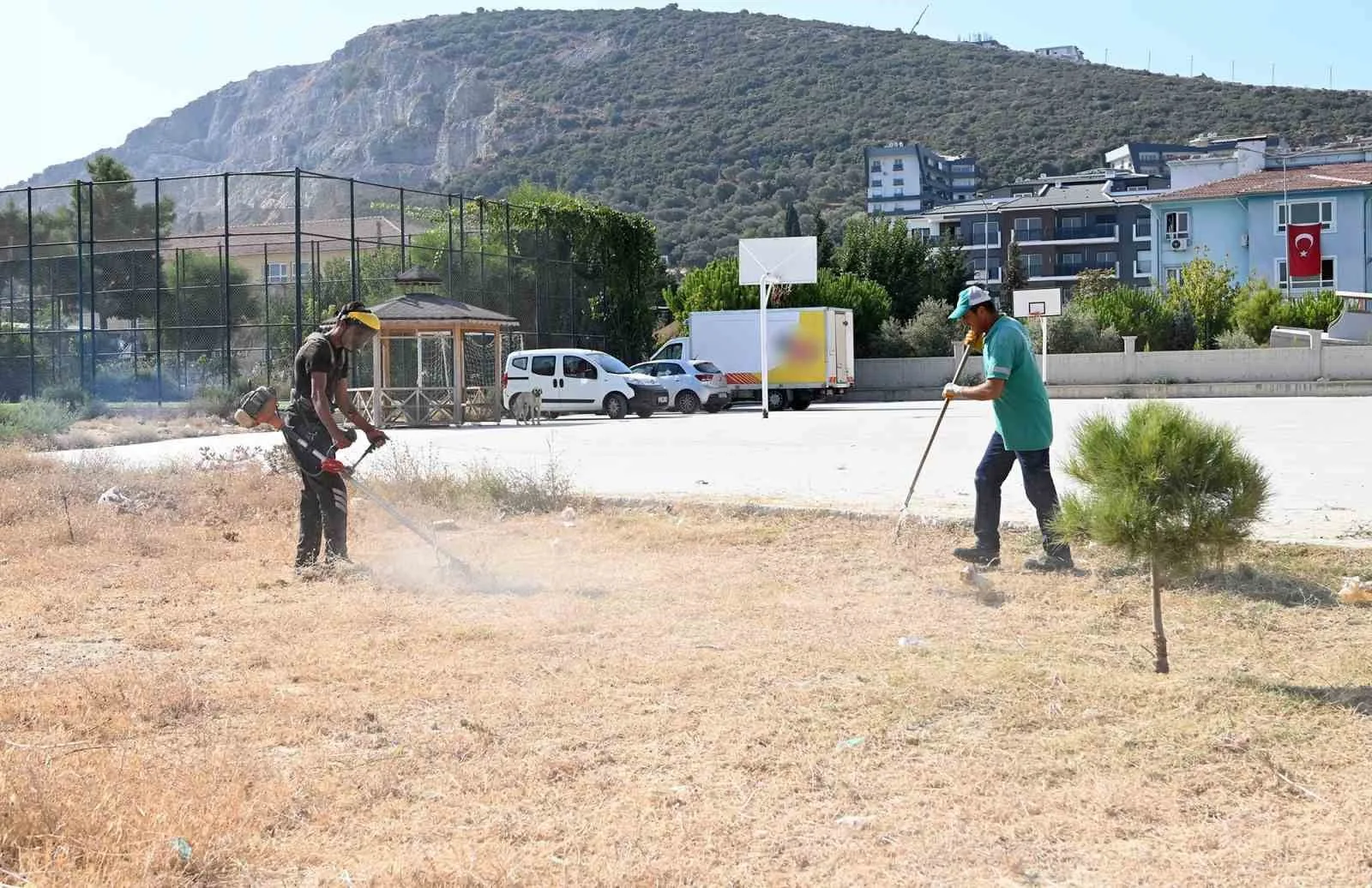 Kuşadası Belediyesi okulları yeni eğitim yılına hazırlamaya devam ediyor