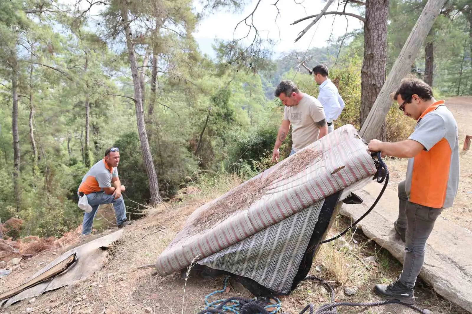 Marmaris Belediyesi’nden karayolu kenarında temizlik çalışması