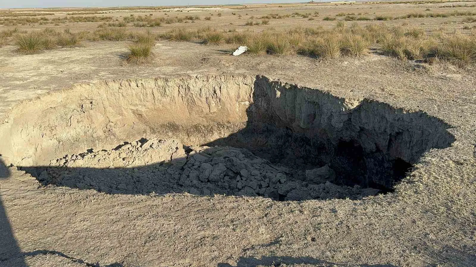 Merada oluşan 4 metre genişliğindeki obruk bölge sakinlerini endişelendirdi