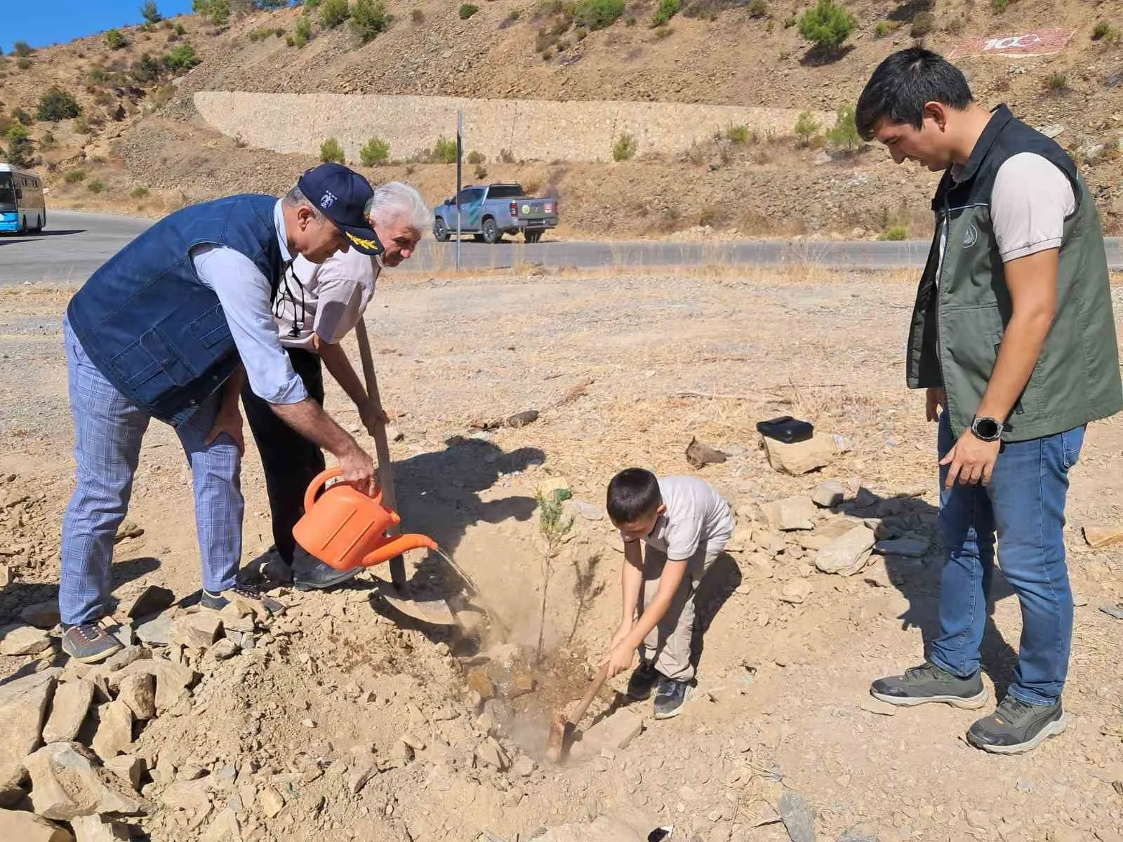 Mersin’de 2 bin 500 fidan toprakla buluşturuldu