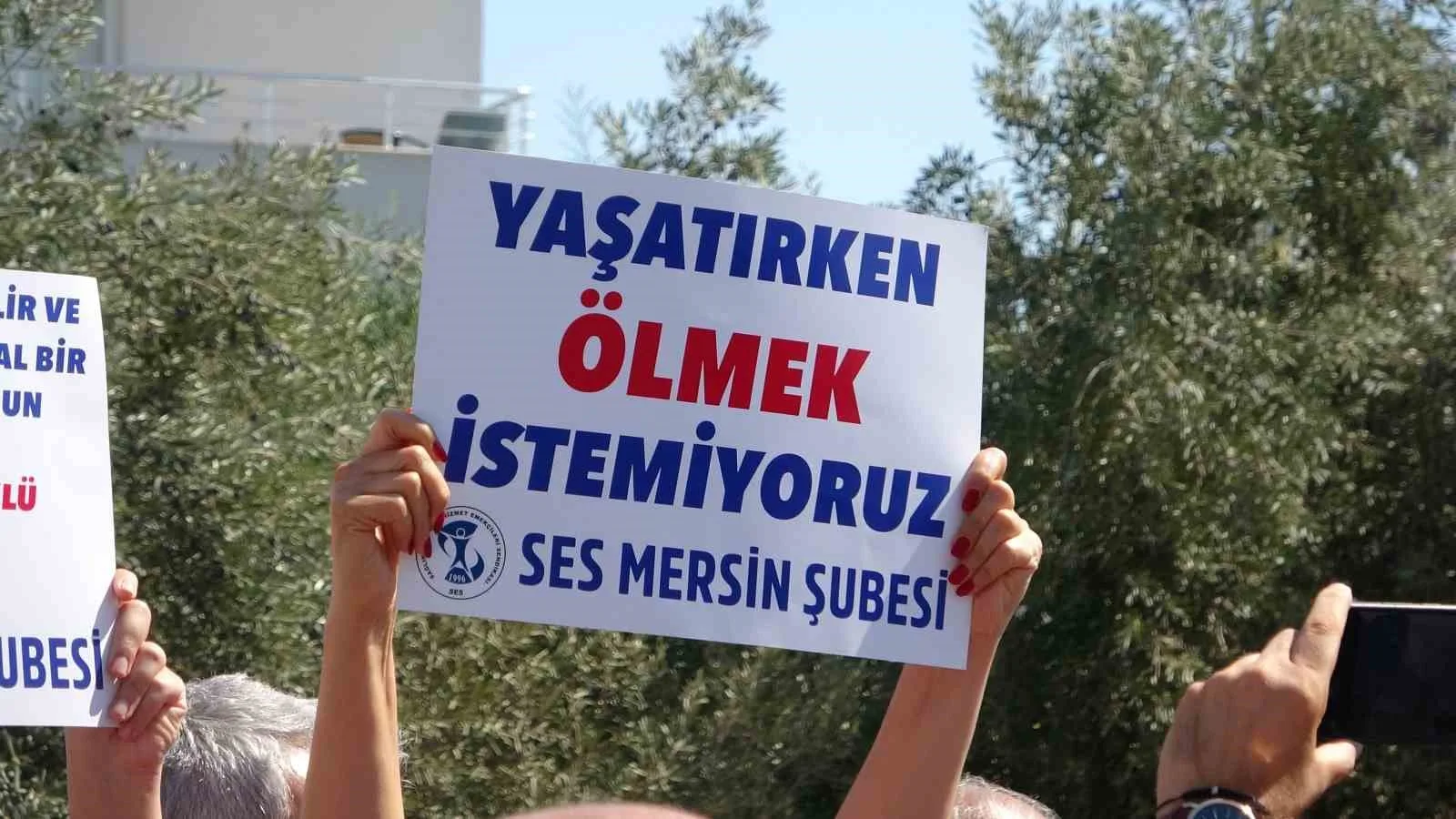 Mersin’de hemşire ve doktorun darp edilmesi protesto edildi