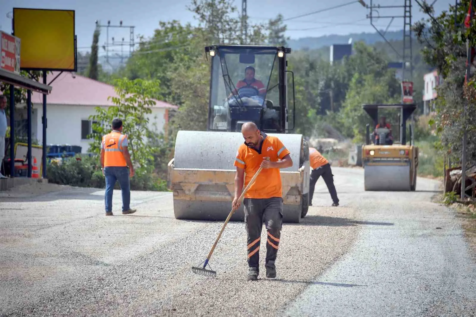 Mersin’de kısal bölgelerde yol yapım çalışmaları sürüyor