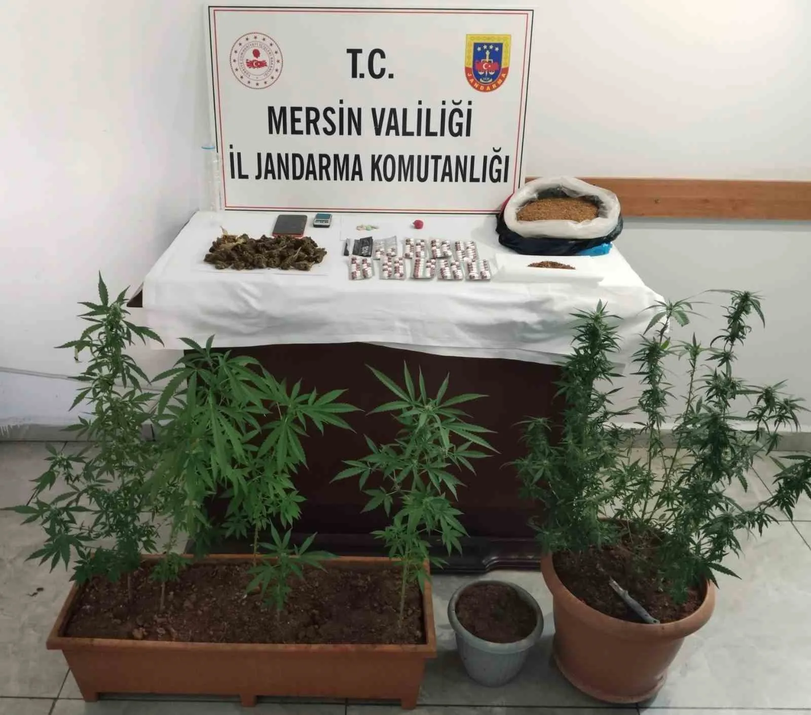 Mersin’de uyuşturucu taciri 3 şüpheli yakalandı