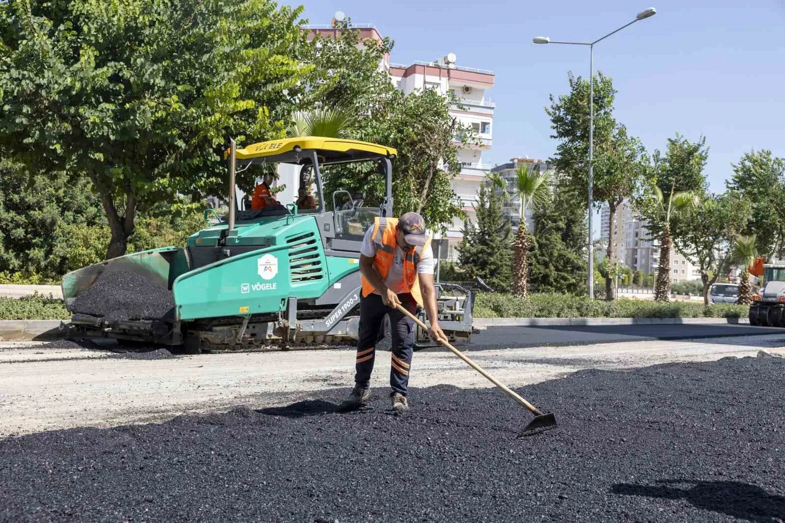 Mersin’de yol yenileme çalışmaları sürüyor