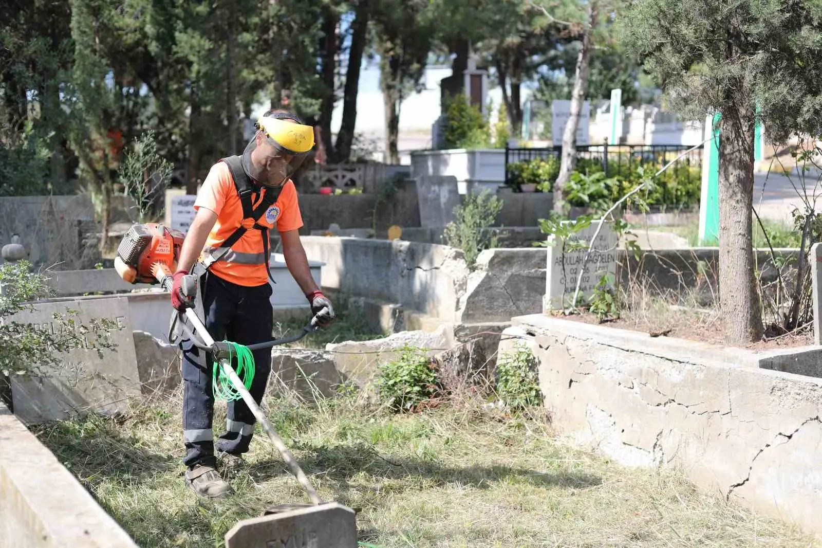 Mezarlıklarda bakım ve onarımı yapılıyor