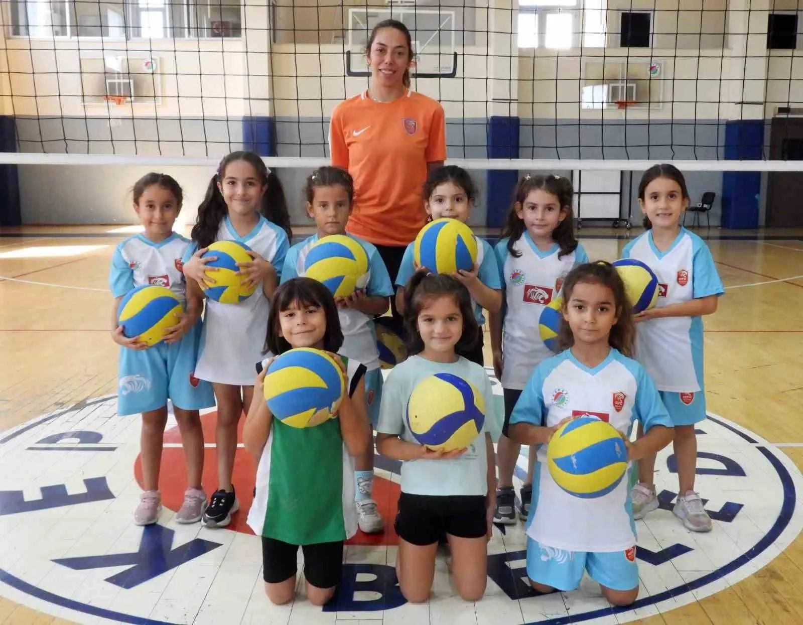 Minik voleybol yıldızları Kepez’de yetişiyor