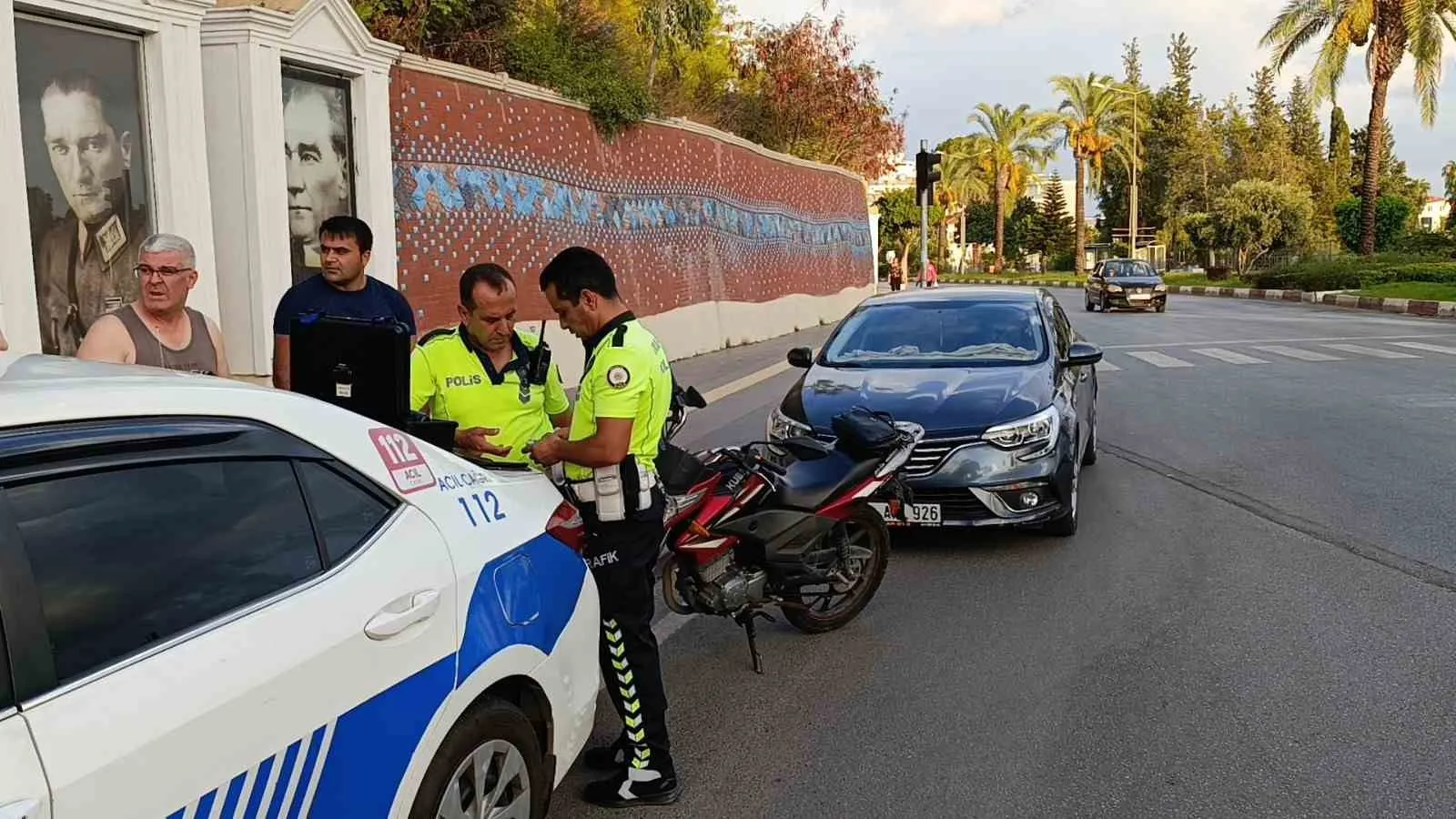 Motosiklet ile otomobil çarpıştı: 1 yaralı