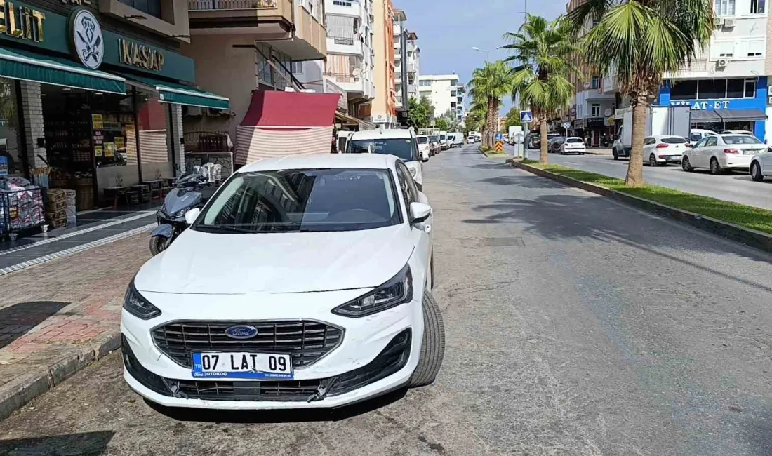 ANTALYA'DA MOTOSİKLETE OTOMOBİLİN ÇARPIŞMASI