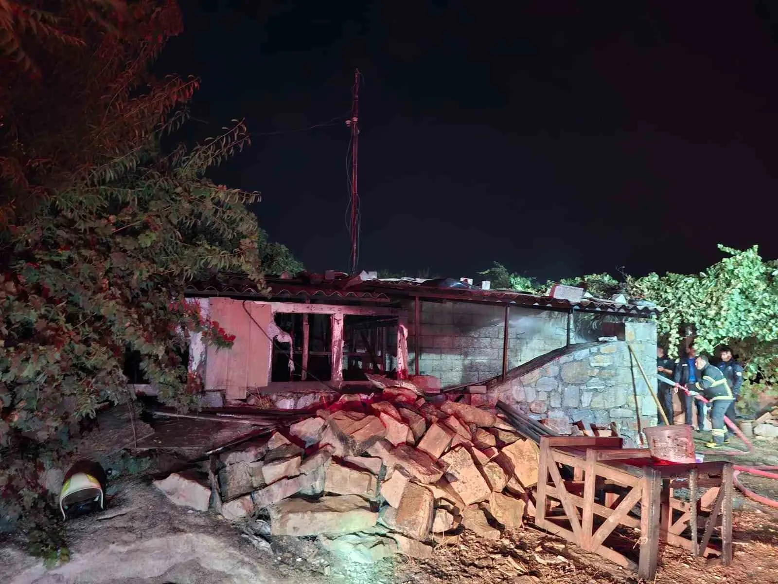 Muğla’daki yangında ahır alevlere teslim oldu