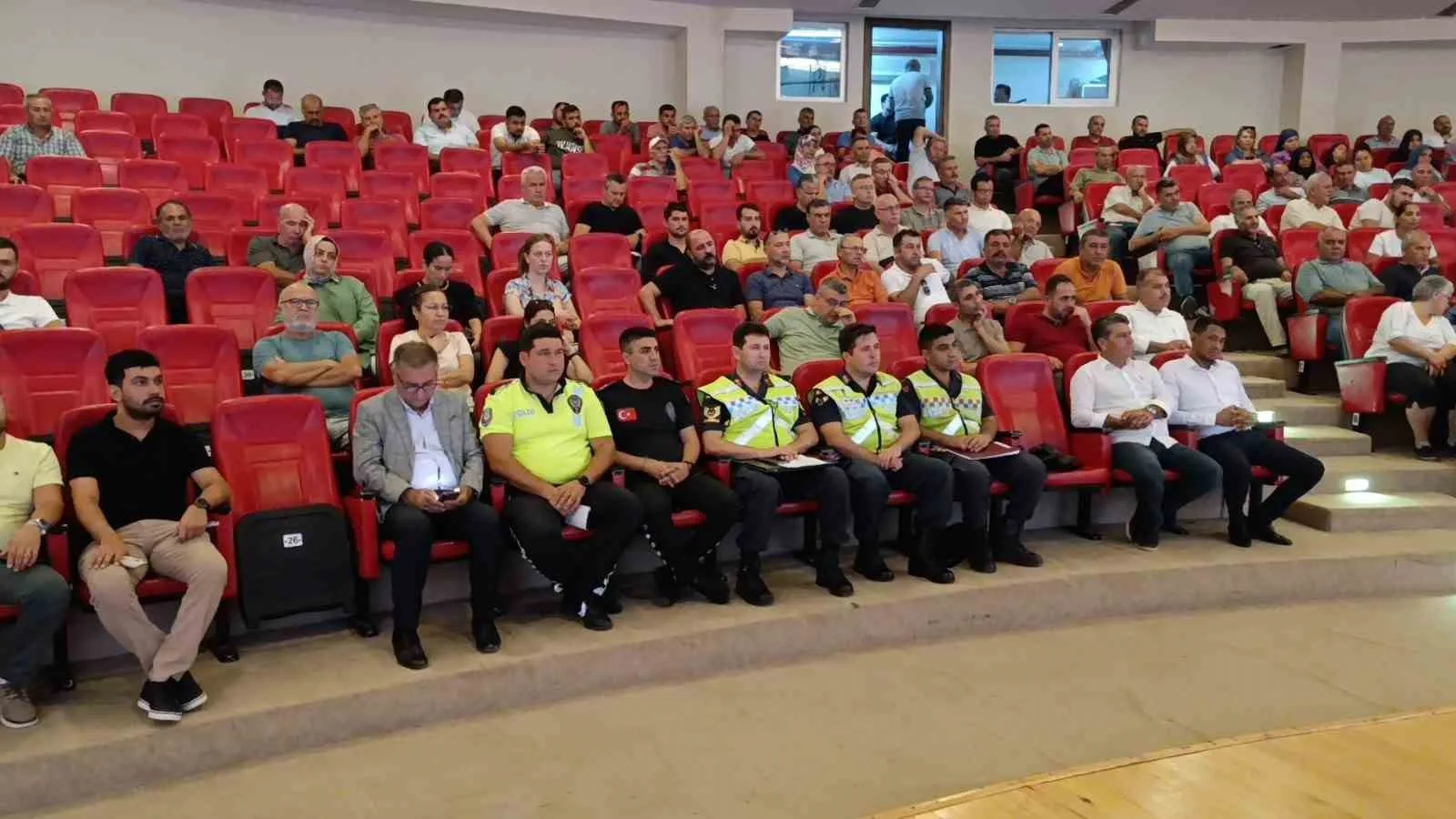 Okul servis şoförlerine trafik güvenliği eğitimi verildi