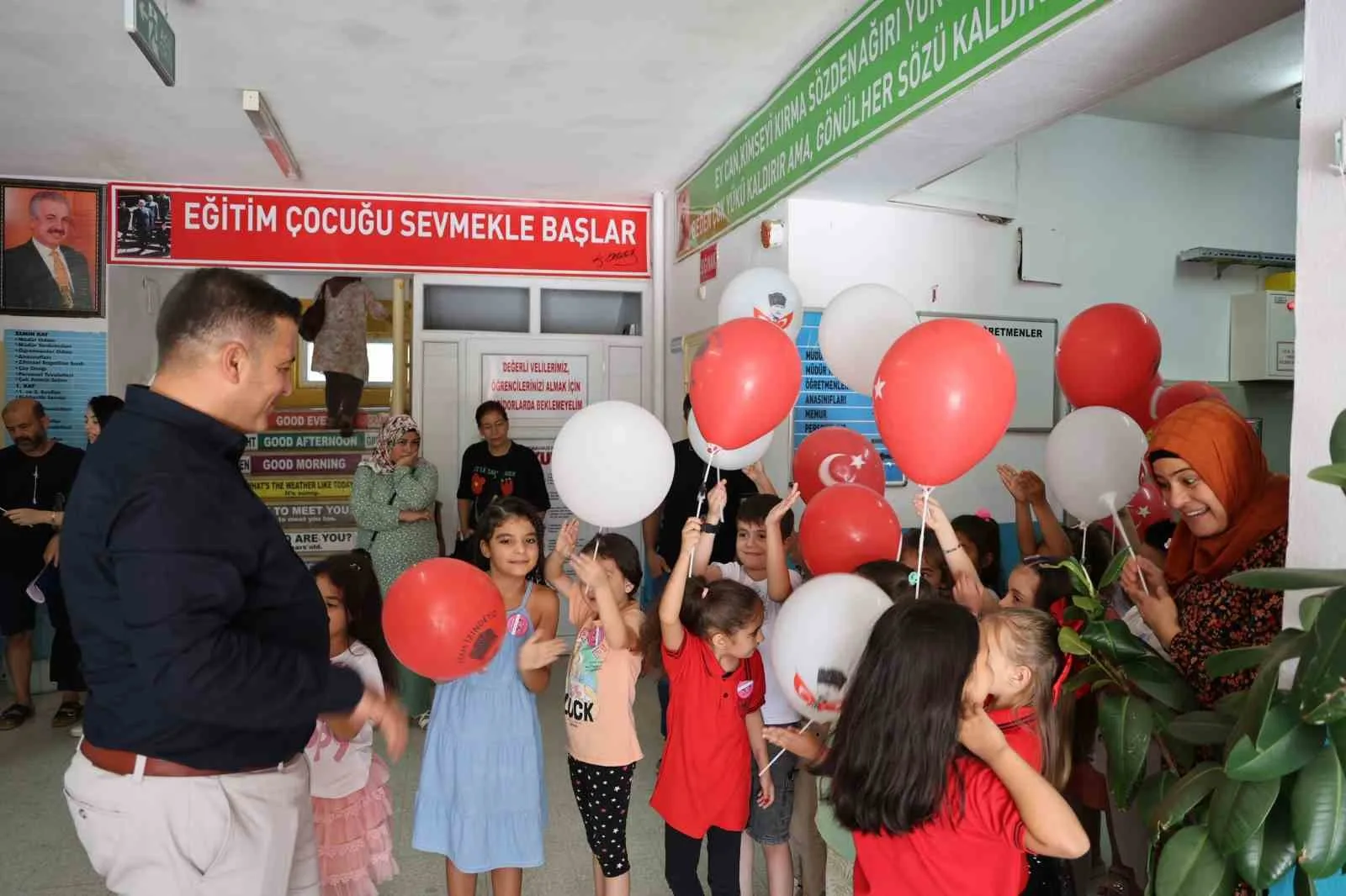 Okulla tanışan miniklere balonlu karşılama