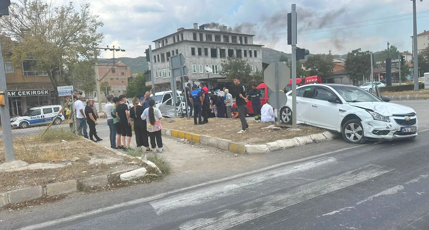 Osmancık’ta iki araç kavşakta çarpıştı: 1 yaralı