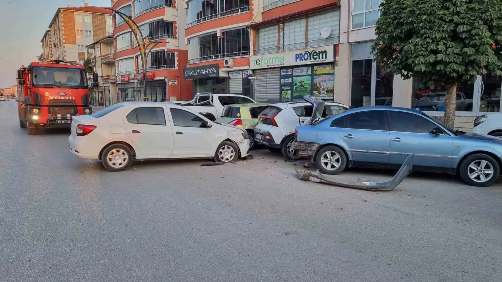 Otomobi̇l Park Hali̇ndeki̇ Araçlara Çarptı: 1 Yaralı