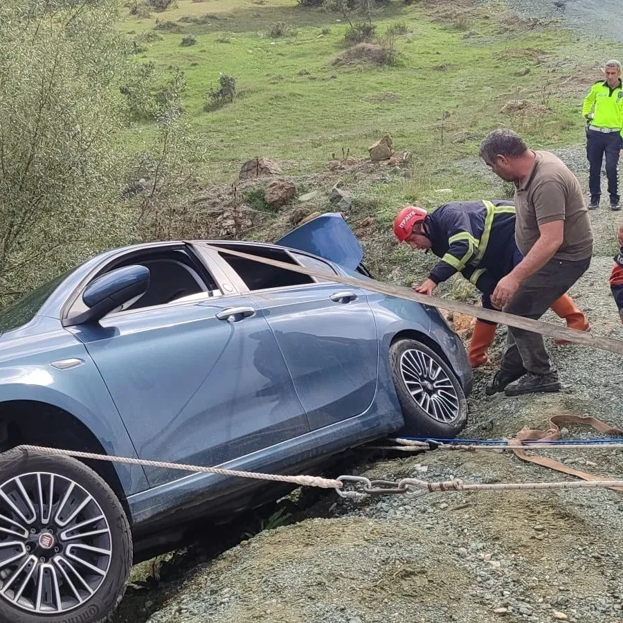 Otomobil yol kenarında asılı kaldı, araçtaki çift ölümden döndü