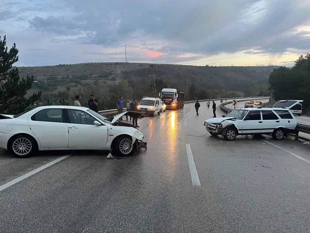 Otomobillerin kullanılmaz hale geldiği kazadan burunları bile kanamadan kurtuldular