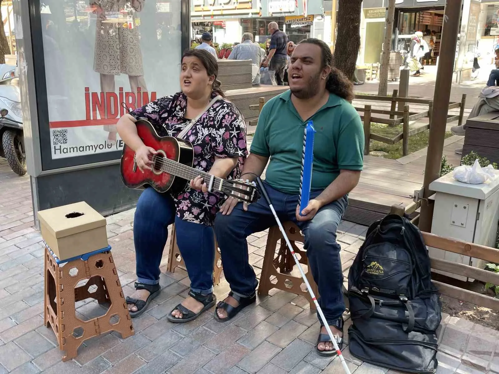 (ÖZEL) İran’dan gelen görme engelli çift sokak müzisyenliği yaparak geçimini sağlıyor