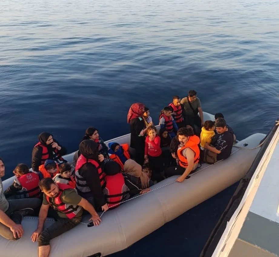 (Özel) Yunan unsurları çocukların da aralarında bulunduğu kaçak göçmenleri ölüme terk etti