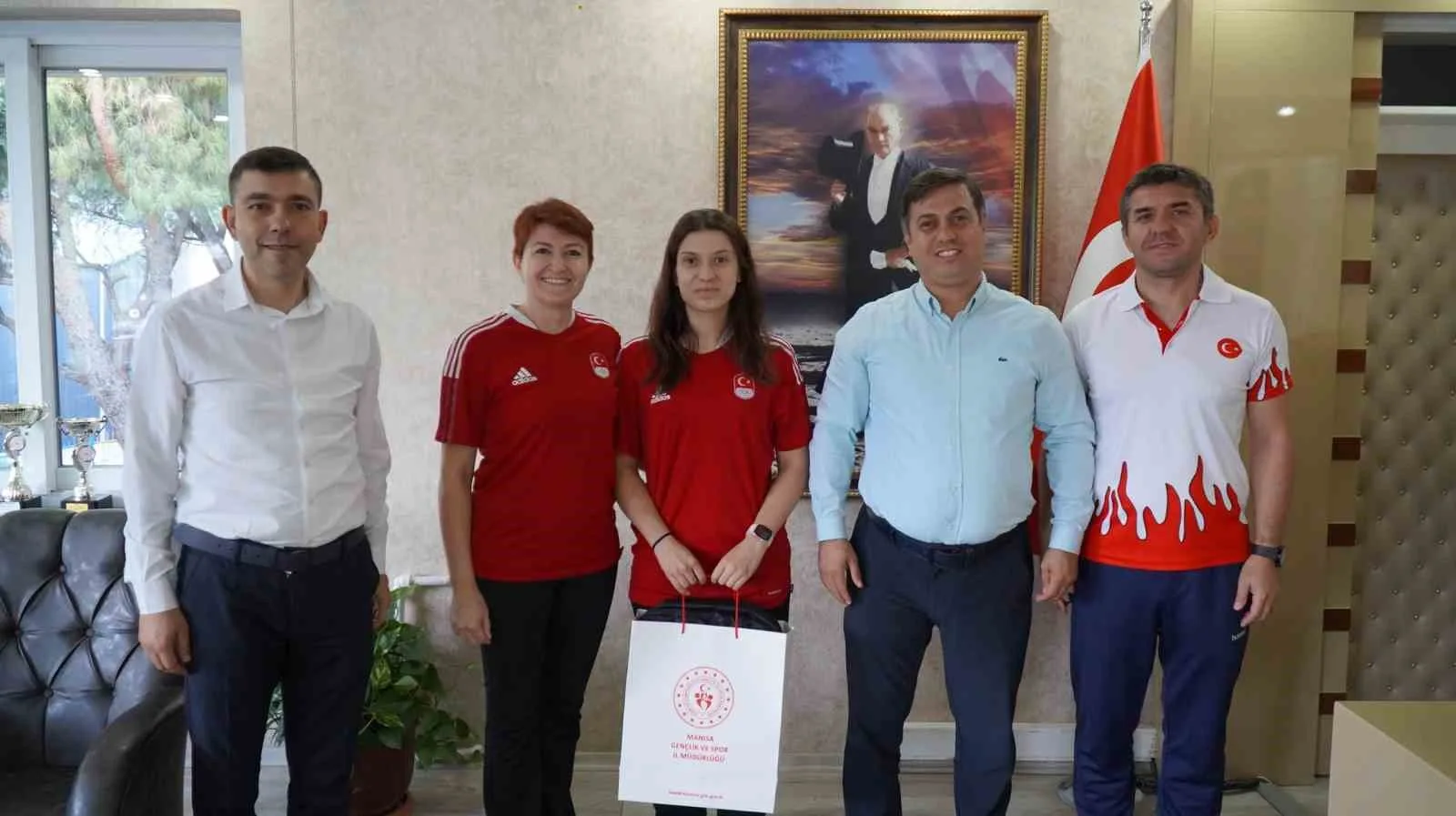 Öztürk’ten Manisalı Milli Badmintoncu Ravza Bodur’a tebrik