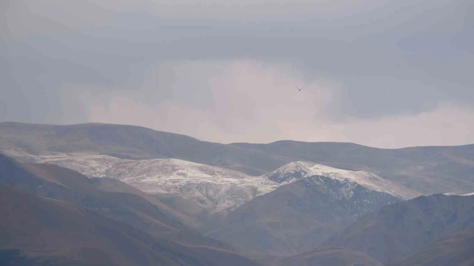 Palandöken’e mevsimin ilk karı yağı