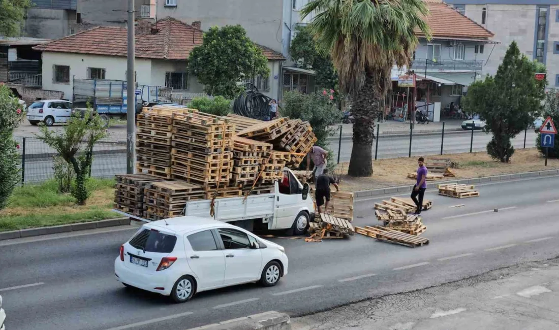 PALETLER YOLA SAÇILDI, FACİADAN