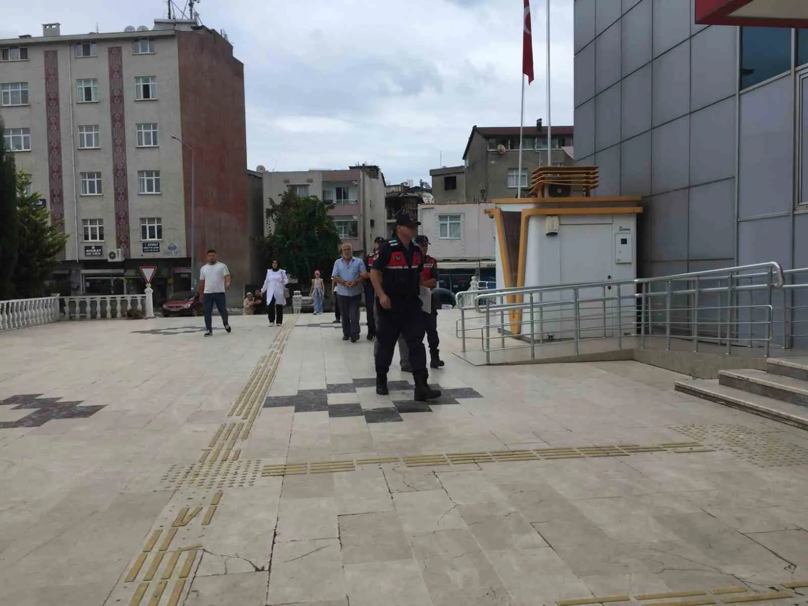 Polisi yaralayan şahıslardan 2’si tutuklandı