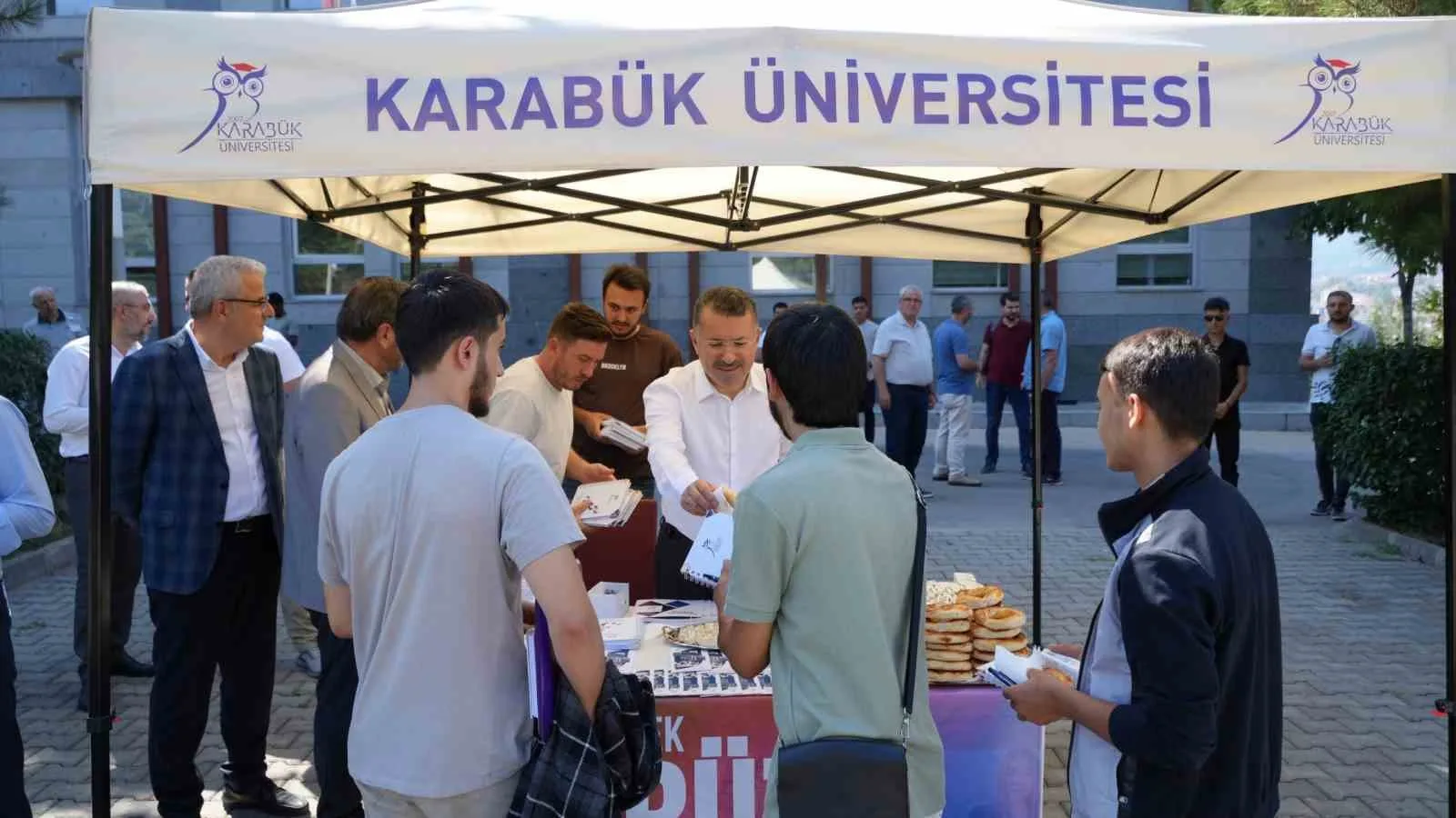 Rektör Kırışık öğrencileri karşıladı