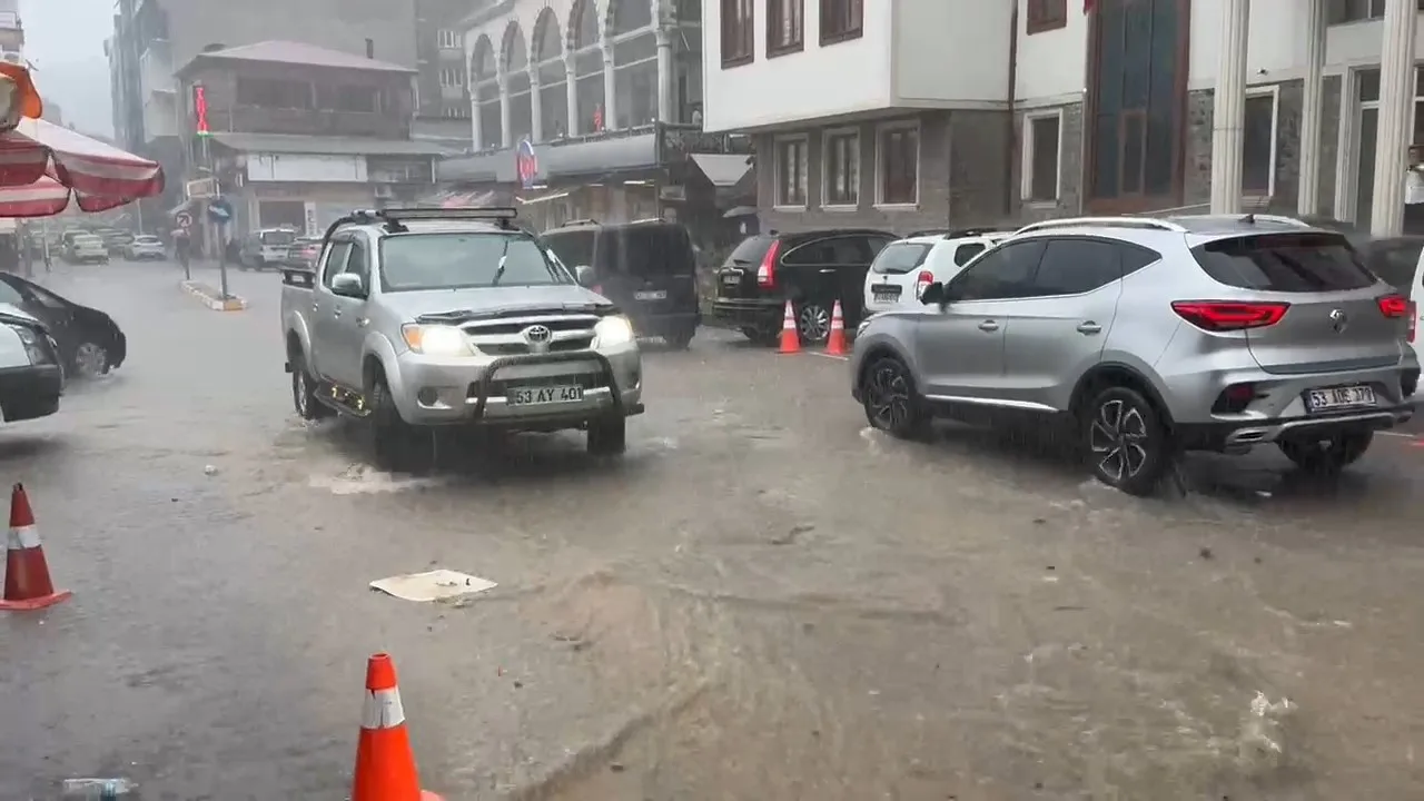 Rize’de sağanak yağış sonrası cadde ve sokaklar göle döndü