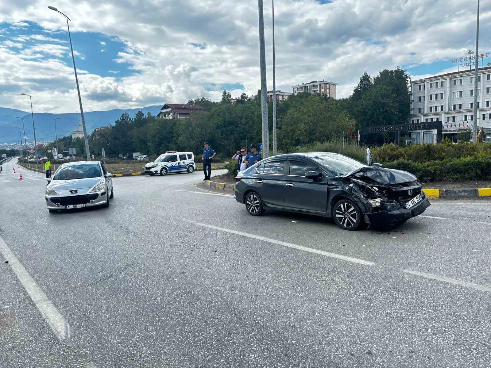 Safranbolu’da iki otomobil çarpıştı: 4 yaralı