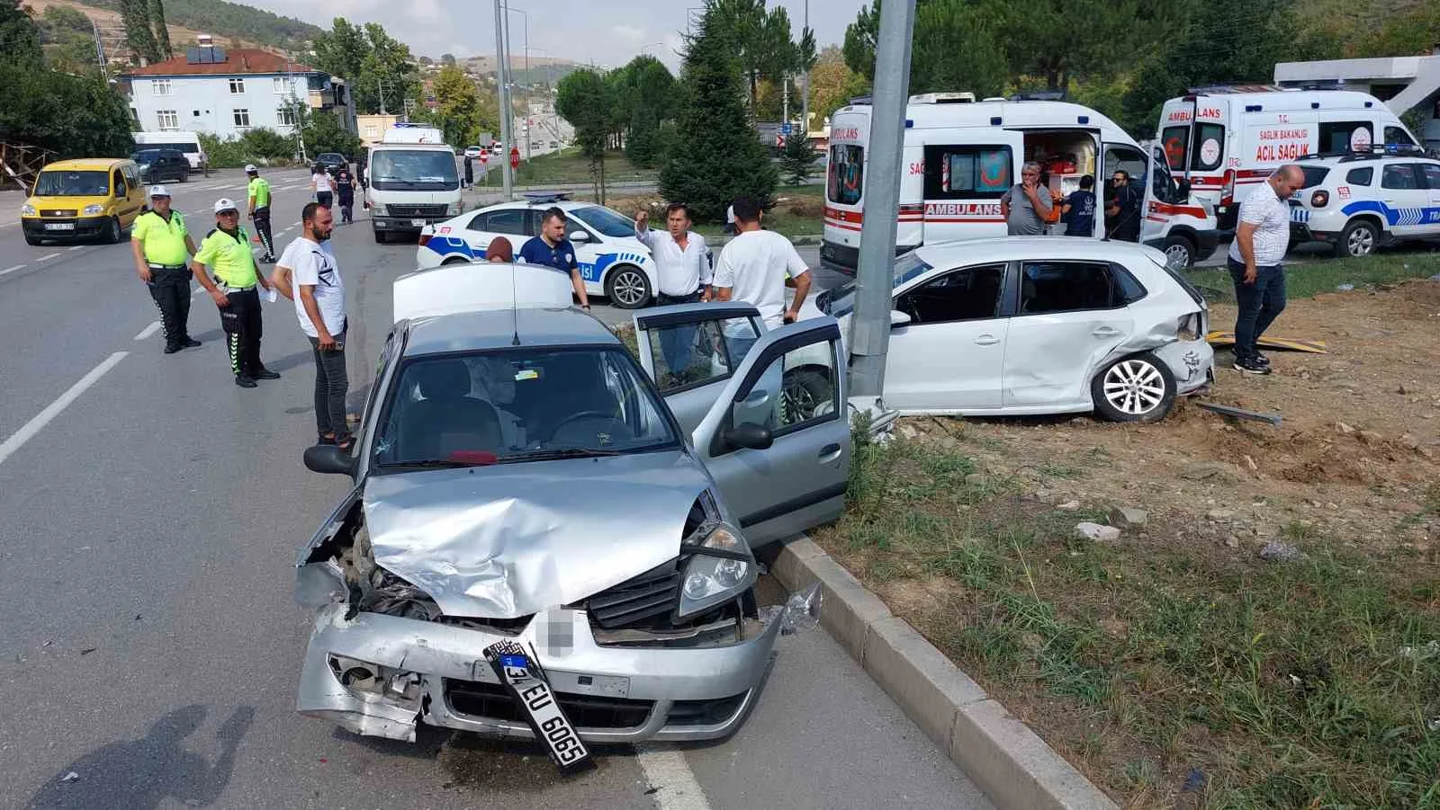 Sağlık çalışanlarının araçları çarpıştı: 3’ü hemşire 7 yaralı