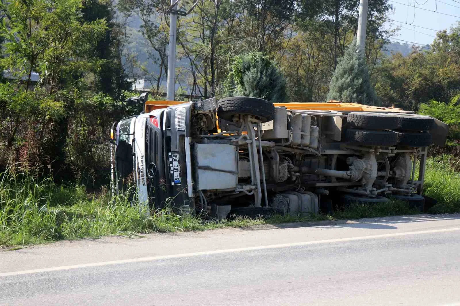 Sakarya’da toprak yüklü kamyon yol kenarına devrildi: 1 yaralı