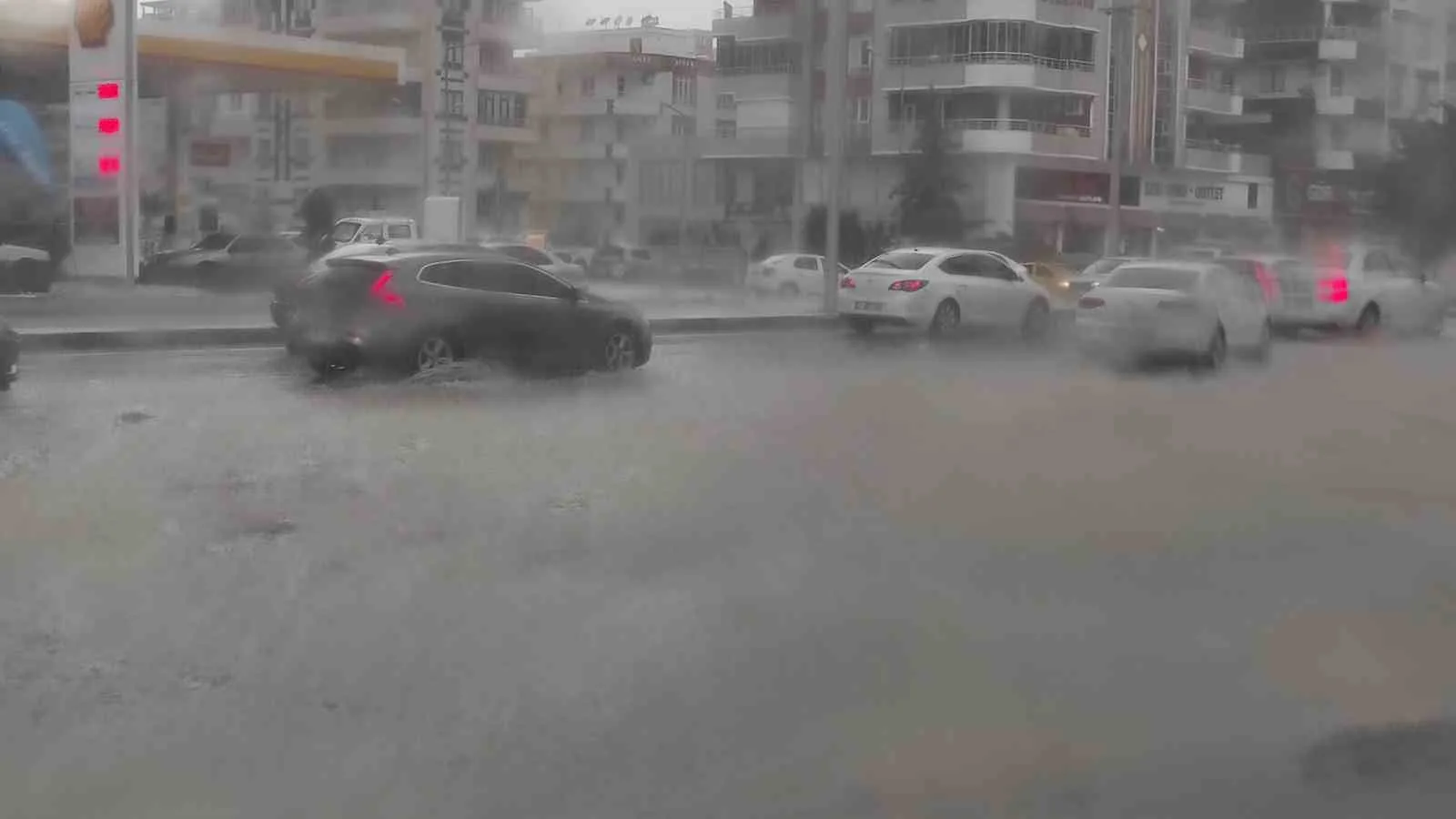 Şanlıurfa’da sağanak yağış etkili oldu, yollar göle döndü