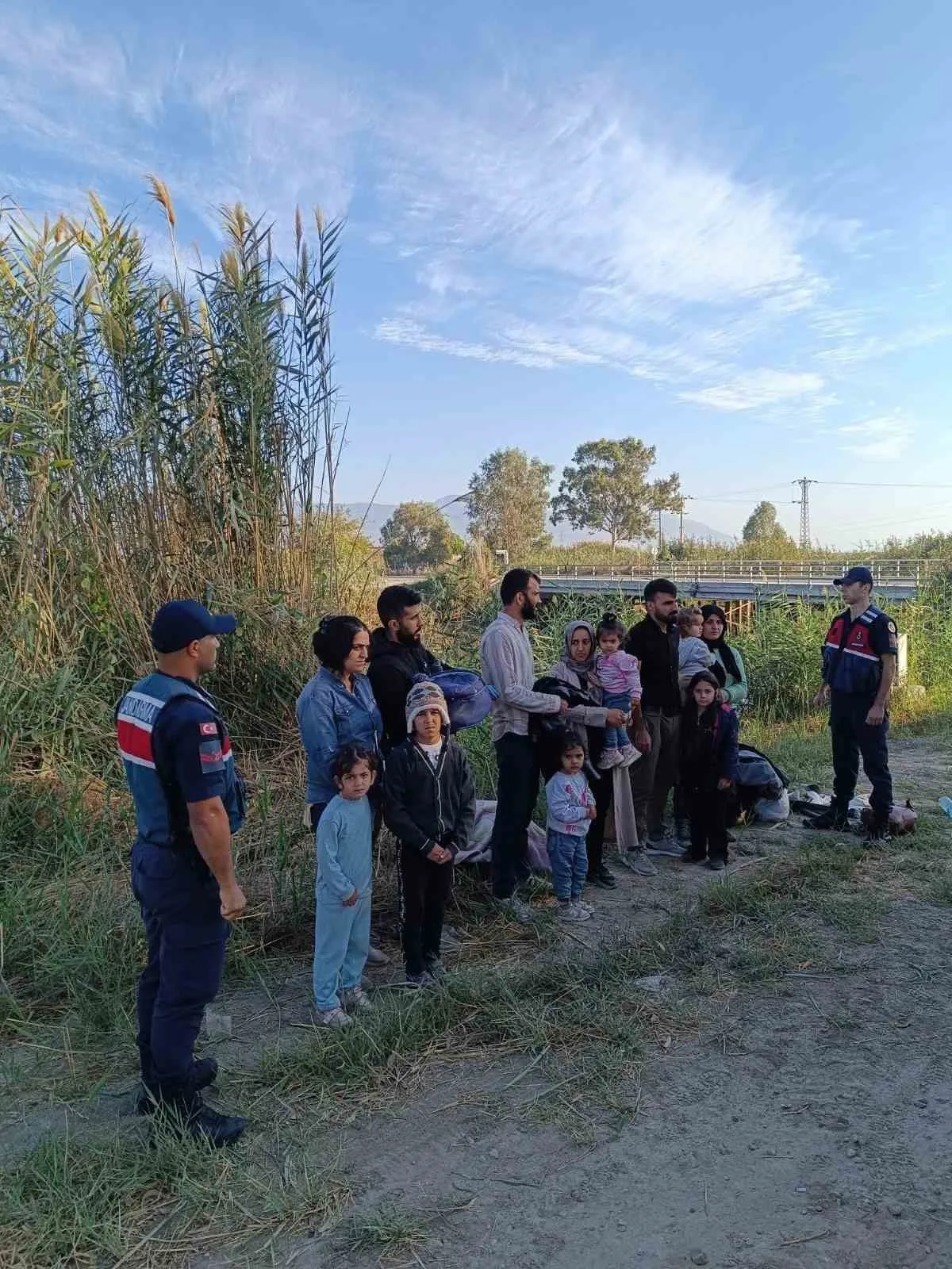 Sazlık alana gizlenen 13 düzensiz göçmen yakalandı