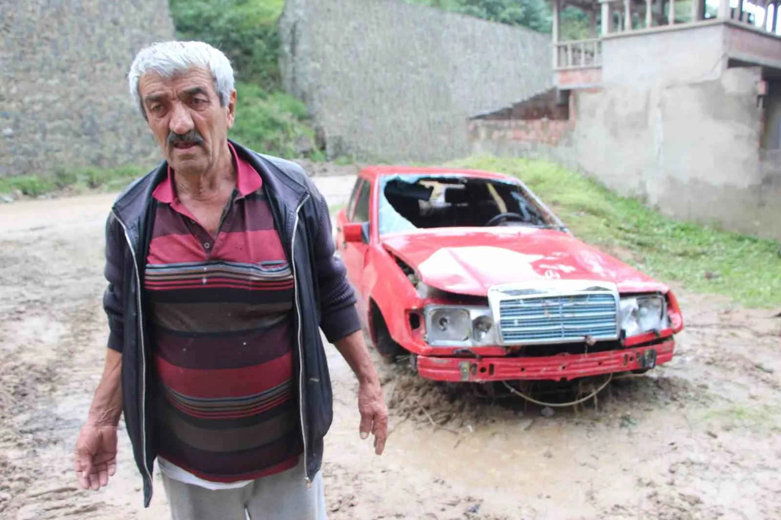 Sel ve heyelandan torunları ile birlikte mağaraya sığınarak kurtuldu