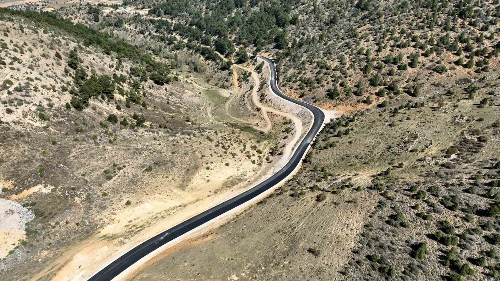 Selçuklu Belediyesi dış mahallelerde bağlantı yollarının standardını yükseltiyor